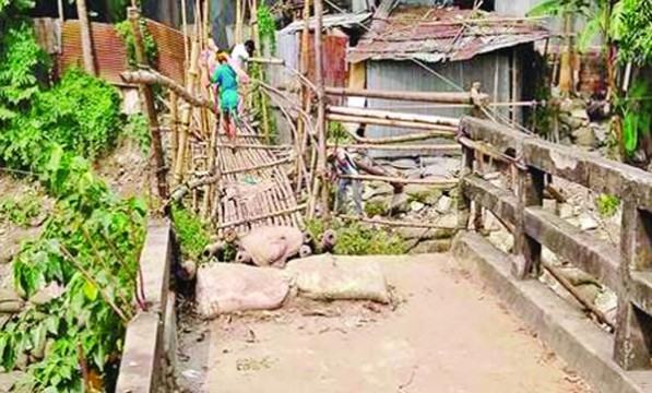 সেতুর সাথে বাঁশের পুল, ঝুঁকি নিয়ে চলাচল ১৫ গ্রামবাসীর