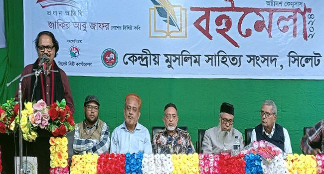 বইয়ের মাঝে ঘুমিয়ে থাকে মহাকাল : কবি জাকির আবু জাফর