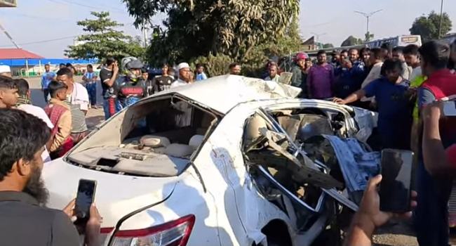 সাভারে প্রাইভেটকার ও বাসের মুখোমুখি সংঘর্ষ, নিহত ৩