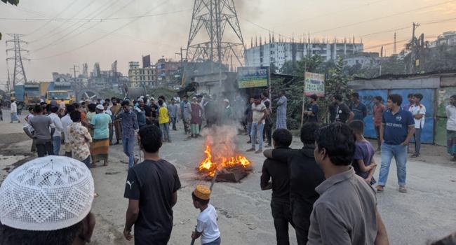 সিদ্ধিরগঞ্জে লাশ নিয়ে বিক্ষোভ, সড়ক অবরোধ