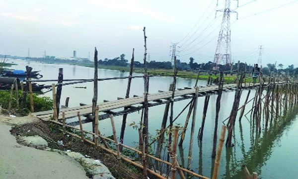 নদী পারাপারে ঝুঁকিপূর্ণ কাঠের সাঁকোই ভরসা