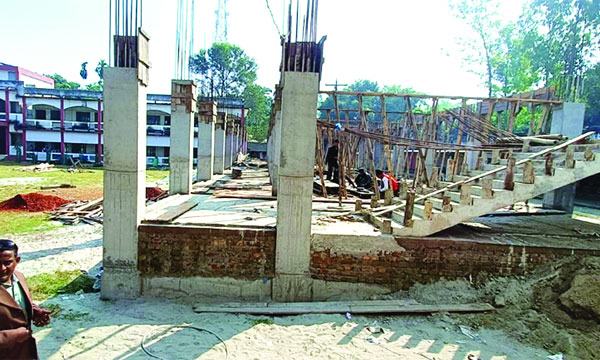 ঘিওরে বিদ্যালয় ভবন নির্মাণে নিম্নমানের সামগ্রী ব্যবহারের অভিযোগ