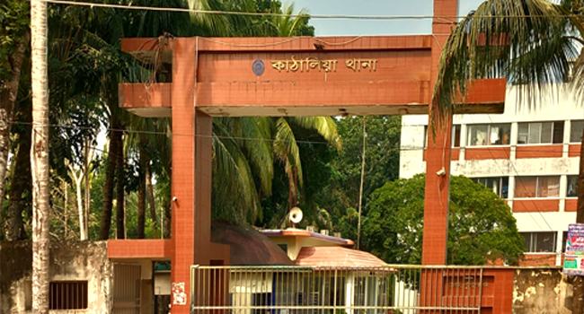 কাঁঠালিয়ায় কবর থেকে বুলেটের লাশ উত্তোলন
