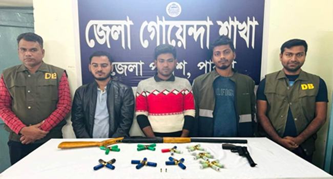 পাবনায় আগ্নেয়াস্ত্রসহ নিষিদ্ধ ছাত্রলীগ নেতাসহ আটক ৩