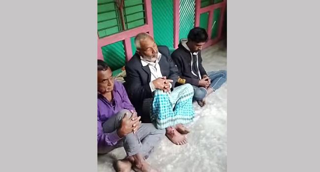 গরু চুরির দায়ে আ'লীগ নেতাকে গণধোলাই দিয়ে পুলিশে সোপর্দ