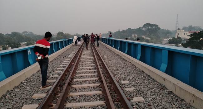 শিবচরে ট্রেনের ধাক্কায় নারী নিহত, ১১ মাসের শিশুর অঙ্গহানি