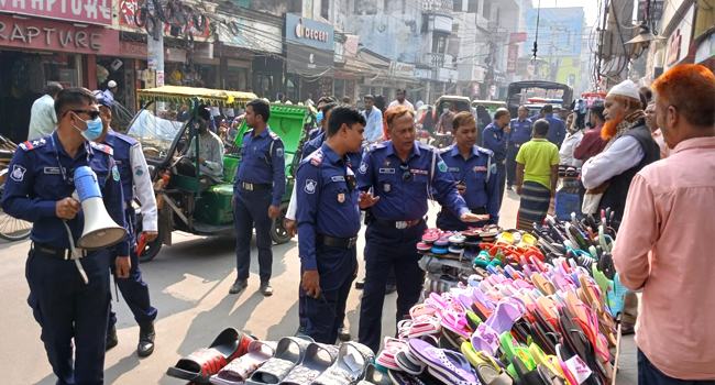 সিরাজগঞ্জ শহরে ফুটপাতে অবৈধ হকার ও দোকান উচ্ছেদে অভিযান