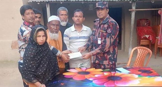 ১০ লাখ টাকার অনুদানের চেক শহীদ আবু সাঈদের পরিবারের কাছে হস্তান্তর