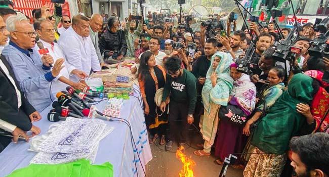 ভারতীয় শাড়ি আগুনে পুড়ে প্রতিবাদ জানালেন রিজভী