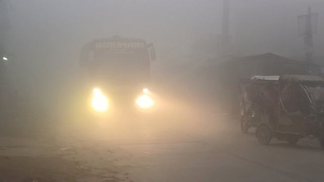 লালমনিরহাটে ঘন কুয়াশা, তাপমাত্রা কমছে