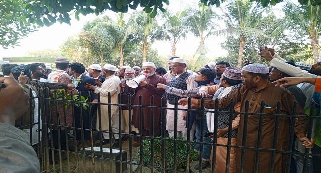বাবার কবর জিয়ারত করলেন নিজামীপুত্র ব্যারিস্টার মোমেন