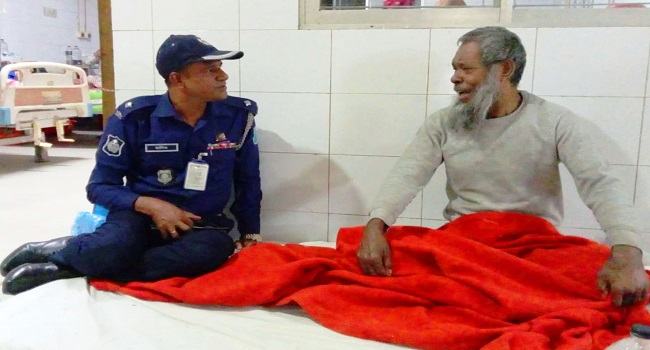 বাবাকে গজারি বনে ফেলে গেলেন মেয়ে, উদ্ধার করে চিকিৎসা করালেন ওসি