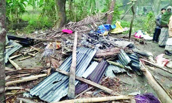 নোয়াখালীতে শিক্ষকের বাড়িতে হামলা অগ্নিসংযোগ