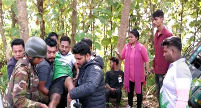সাজেকে পর্যটকসহ চাঁদের গাড়ি খাদে, আহত ১০