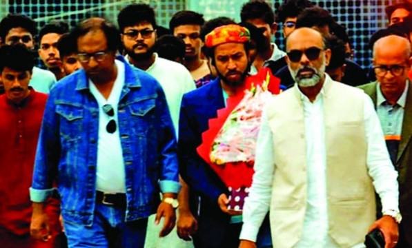 ফারুকীর ফ্রেমে মারজুক সাথে চমক নাসির