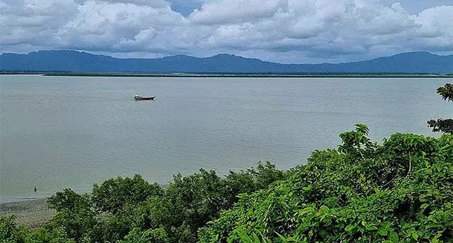 মুহুর্মুহু বিস্ফোরণের শব্দে কাঁপছে টেকনাফ