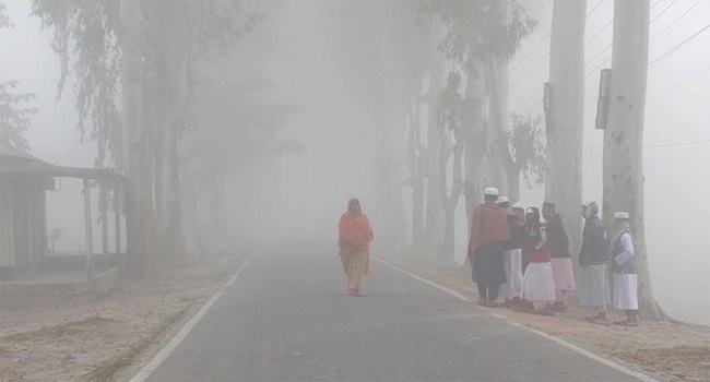 কুড়িগ্রামে ঘন কুয়াশায় ব্যাহত হচ্ছে জনজীবন