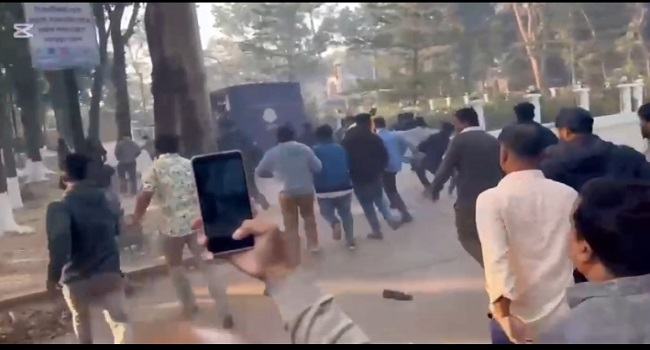 গাজীপুরে আ’লীগ নেতা বহনকারী প্রিজনভ্যানে ঝাড়ুপেটা
