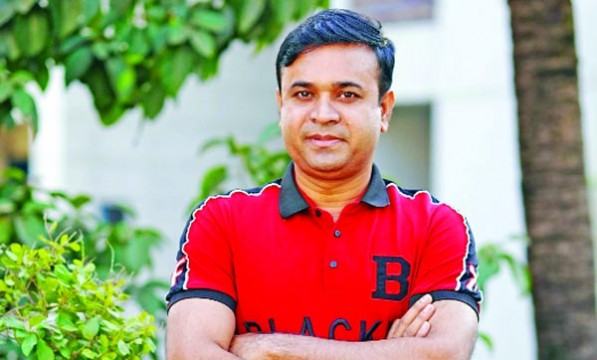 মঞ্চ থেকে উঠা আসা তন্ময় সোহেল সিনেমার