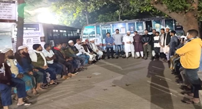 জবিতে নিরাপত্তাকর্মীদের মাঝে শিবিরের শীতবস্ত্র উপহার