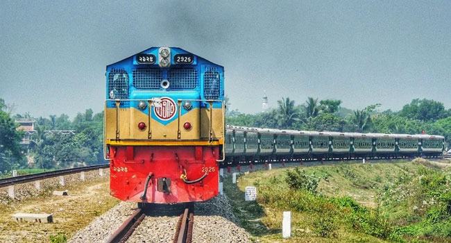 সন্তানকে কোলে নিয়ে ট্রেনের নিচে ঝাঁপ, মা-শিশুর মৃত্যু