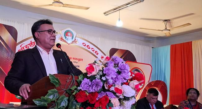 ‘রাজনীতি কলেজের বাইরে গিয়ে করবেন’