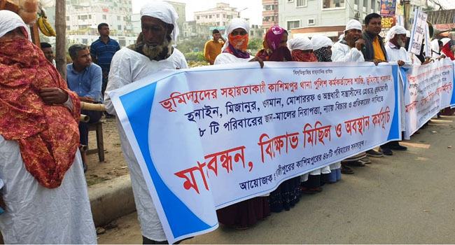গাজীপু‌রে কাফনের কাপড় প‌রে বিক্ষোভ, স্মারকলিপি প্রদান