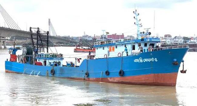 বাংলাদেশের ৭৯ নাবিকসহ দুই ট্রলার নিয়ে গেল ভারতীয় কোস্টগার্ড