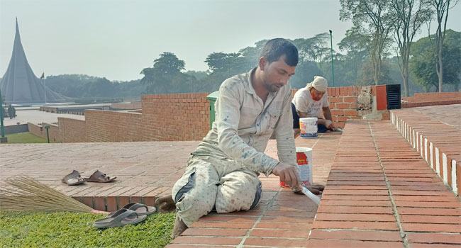 রঙ তুলির আচড়ে প্রস্তুত হচ্ছে সাভারের জাতীয় স্মৃতিসৌধ