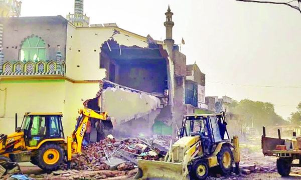 ভারতে ভেঙে দেয়া হলো শতাব্দী পুরনো মসজিদের একাংশ
