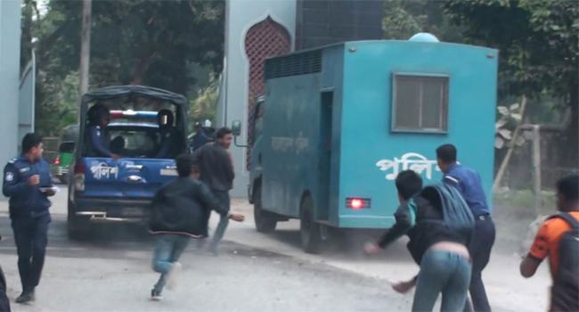 সাবেক কৃষিমন্ত্রীকে আদাল‌তে নেয়ার সময় পু‌লিশভ্যানে ডিম নিক্ষেপ
