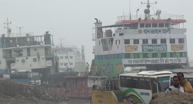 মানিকগঞ্জে ঘন কুয়াশায় ফেরি চলাচল বন্ধ, মাঝ নদীতে ৪ ফেরি