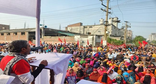 সাভারে ন্যূনতম মজুরি বাস্তবায়নে ট্যানারীতে শ্রমিক সমাবেশ