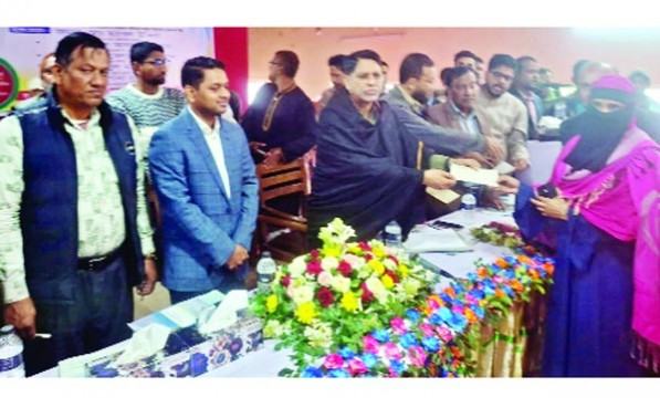 নোয়াখালীতে ফারইস্ট ইসলামী ইন্স্যুরেন্সের চেক বিতরণ