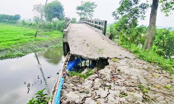 সোনারগাঁওয়ে সেতু ভেঙে যানচলাচল বন্ধ, ১৫ গ্রামবাসীর ভোগান্তি