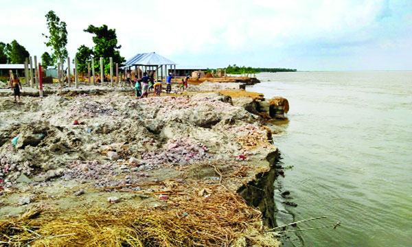 জামালপুরে অসময়ে যমুনার ভাঙন