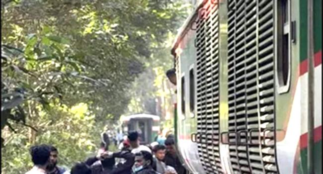 লাউয়াছড়া বনে পাহাড়িকার চার বগি বিচ্ছিন্ন