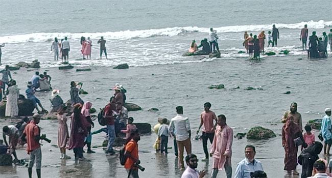 লাখো পর্যটকে মুখরিত পাথুরে গাথা ইনানী সমুদ্র সৈকত