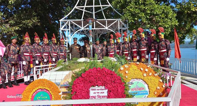 মহান বিজয় দিবস উপলক্ষে বীরশ্রেষ্ঠ মুন্সী আব্দুর রউফের সমাধীতে বিজিবির শ্রদ্ধা