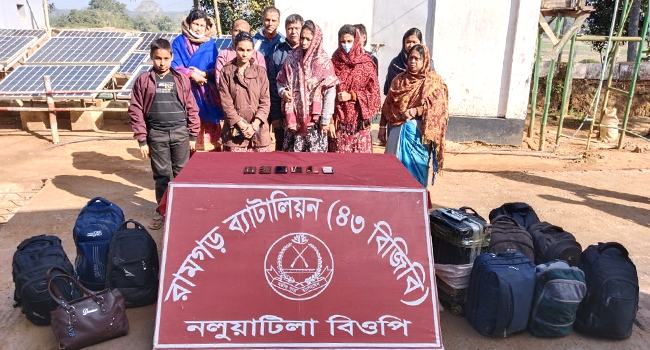 রামগড় সীমান্তে ভারতে অনুপ্রবেশকালে আটক ১২ বাংলাদেশী