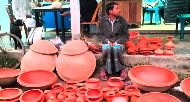 প্লাস্টিকের দাপটেও টি‌কে আছে গ্রামবাংলার ঐতিহ্য মৃৎশিল্প