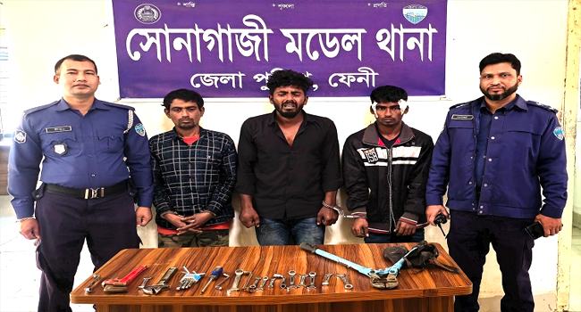 সোনাগাজীতে বায়ু বিদ্যুতের যন্ত্রাংশ লুটের ঘটনায় গ্রেফতার ৩