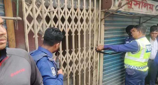 কেরানীগঞ্জে ব্যাংকে কর্মকর্তাদের আটকে রেখেছে ডাকাতরা, চাচ্ছেন সেফ এক্সিট