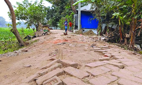 মিরসরাইয়ে একটি সড়কের কারণে ১০ হাজার মানুষের দুর্ভোগ