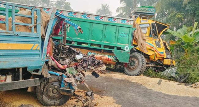 বাগেরহাটে ২ ট্রাকের মুখোমুখি সংর্ঘষ, চালক নিহত