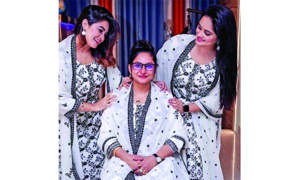 মায়ের জন্যই শোবিজে দুই বোন