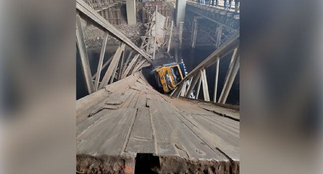 টঙ্গীতে ট্রাকসহ ভেঙে পড়েছে ডাবল স্টিল ব্রিজ
