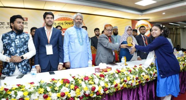 ‘দ্যা স্কলারস ফোরাম ঢাকা’র বৃত্তি ও সংবর্ধনা অনুষ্ঠিত