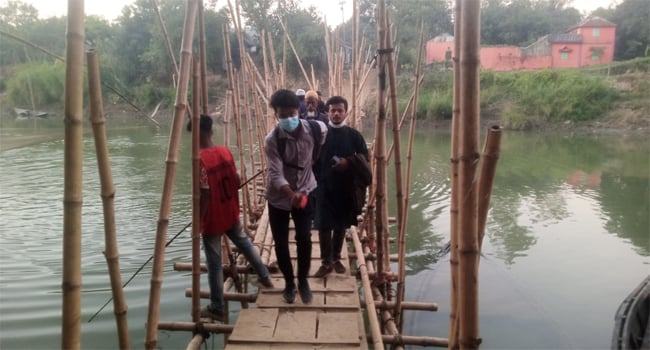 বাঁশের সাঁকোই ভরসা ২১ গ্রামের মানুষের