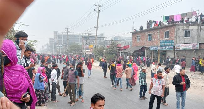 গাজীপুরে বেক্সিমকোর বন্ধ কারখানা খুলে দেয়ার দাবিতে মহাসড়ক অবরোধ
